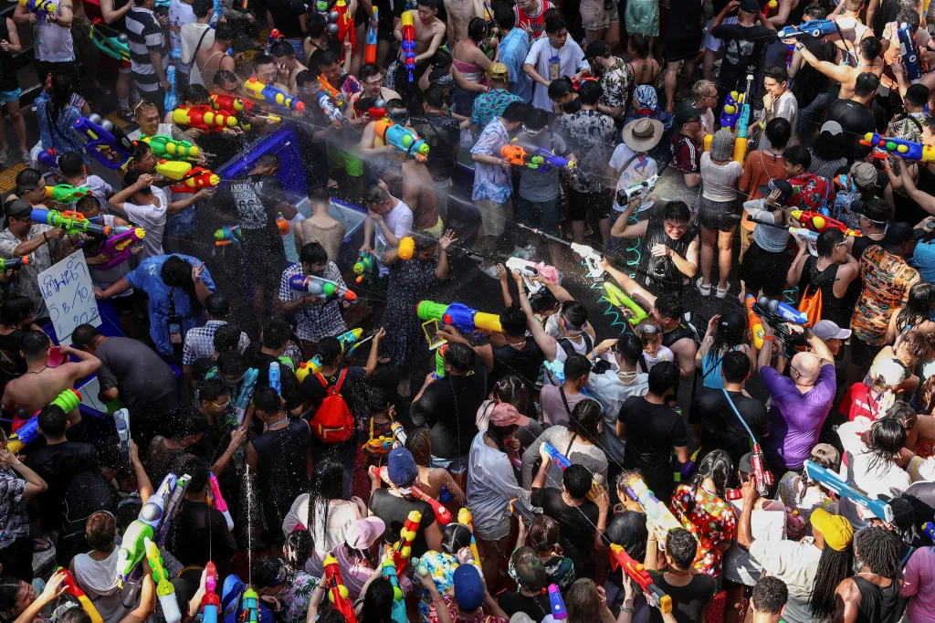 Thajský festival přilákal davy lidí na vodní bitvy