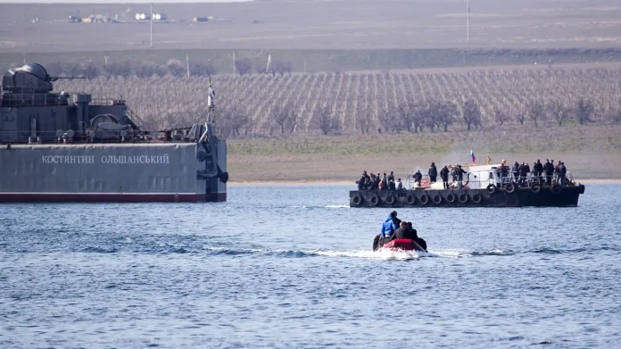 Ukrajinští vojáci opouštějí loď Kosťantyn Olšanskyj