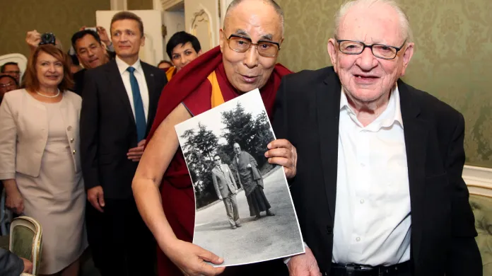 Stingl při druhém setkání s dalajlamou a s fotografií z jejich prvního setkání