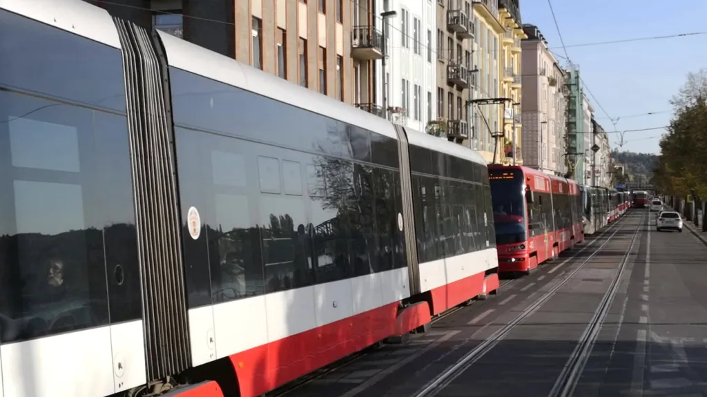 Kolona tramvají na objízdné trase