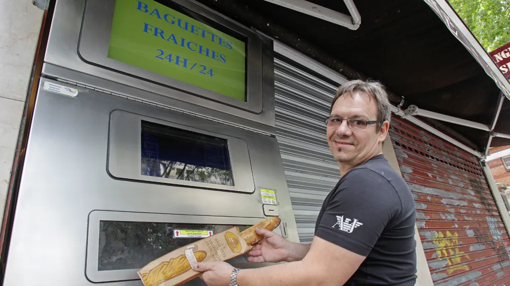 Jean-Louis Hecht s automatem na bagety