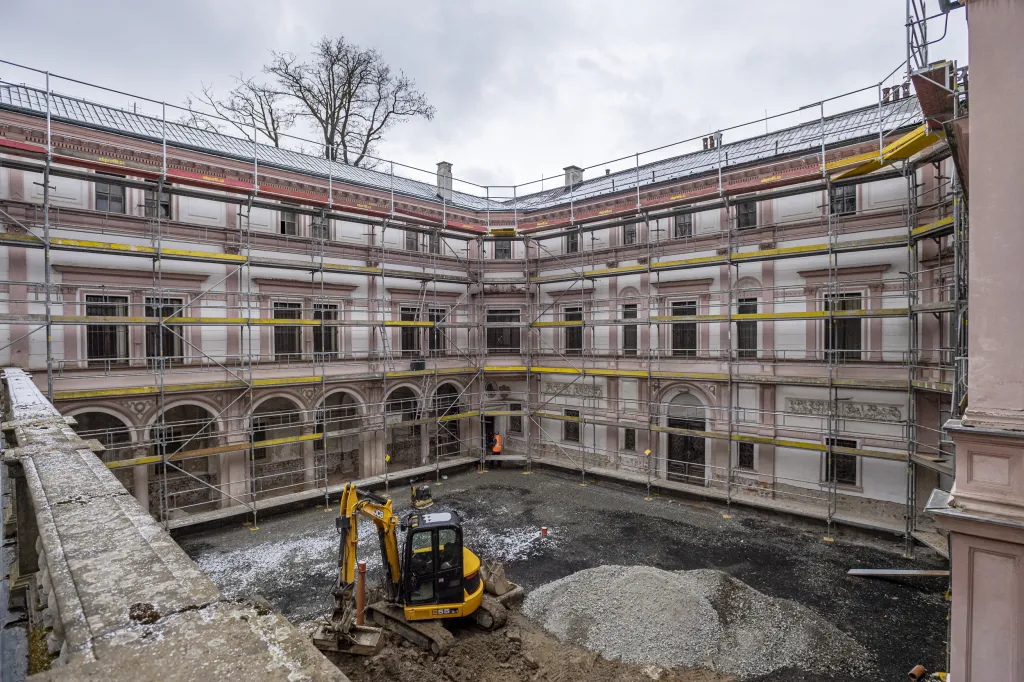 Ve výrazně horším stavu, než se čekalo, jsou kvůli napadení dřevomorkou dřevěné konstrukce. Jejímu šíření pomáhalo i to, že budova byla po odstěhování Oblastní galerie na konci roku 2014 prázdná