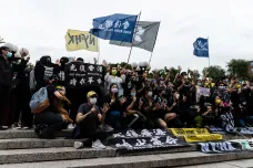 Výročí začátku prodemokratických demonstrací v Hongkongu provázely protesty. Policie zadržela tři jejich účastníky