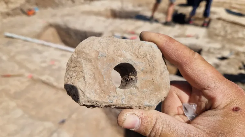 V jedné z jam byla například nalezena tato sekera. Provrtání jejího oka muselo bez kovových nástrojů trvat desítky hodin. Přesto ji její výrobce zanechal nedokončenou