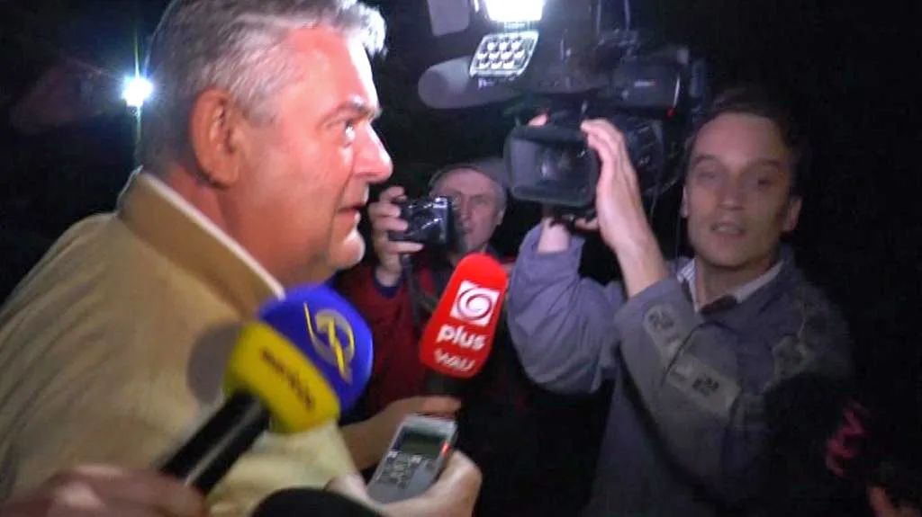 Ján Slota opouští policejní oddělení v Čadci