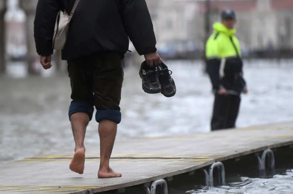 Benátky se opět potýkají s extrémně vysokou vodou, vystoupat má opět až o 160 centimetrů