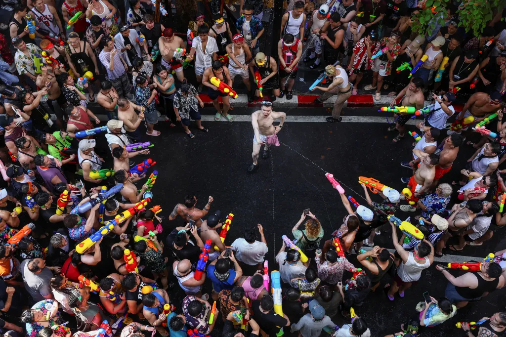 Thajský festival přilákal davy lidí na vodní bitvy