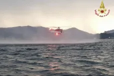 Na italském Lago Maggiore se potopila loď s turisty, zahynuli čtyři lidé
