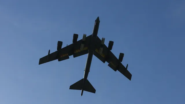 Při havárii amerického bombardéru B-52 zahynulo zřejmě všech osm členů posádky