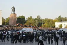V Kyrgyzstánu vypukly nepokoje. Demonstranti požadují zneplatnění parlamentních voleb