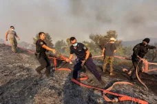 Hasiči stále bojují s rozsáhlým požárem na Rhodosu, hoří i na dalších řeckých ostrovech