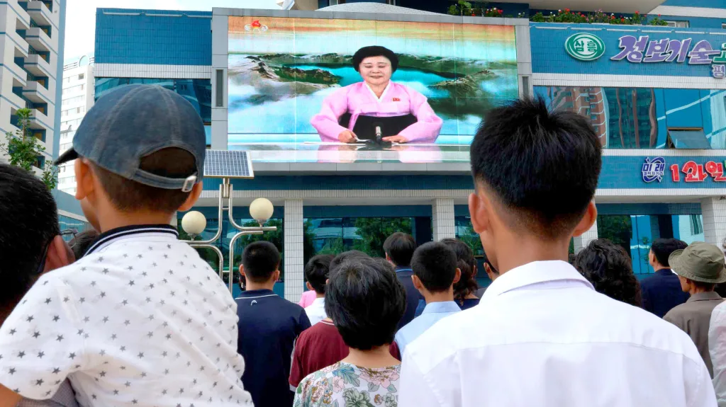 Severokorejci sledují zpravodajství, které informuje o jaderném testu