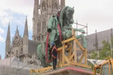 V Rouenu se přou, kdo bude stát před radnicí. Starosta chce Napoleona vyměnit za sochu ženy