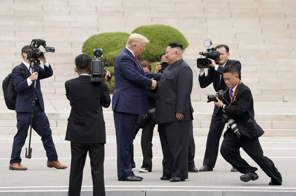 Mezi významné milníky patří setkání amerického prezidenta Donalda Trumpa se severokorejským vůdcem Kim Čong-unem. Schůzka se odehrála v demilitarizované zóně oddělující Severní a Jižní Koreu. Snímek z 30. června 2019