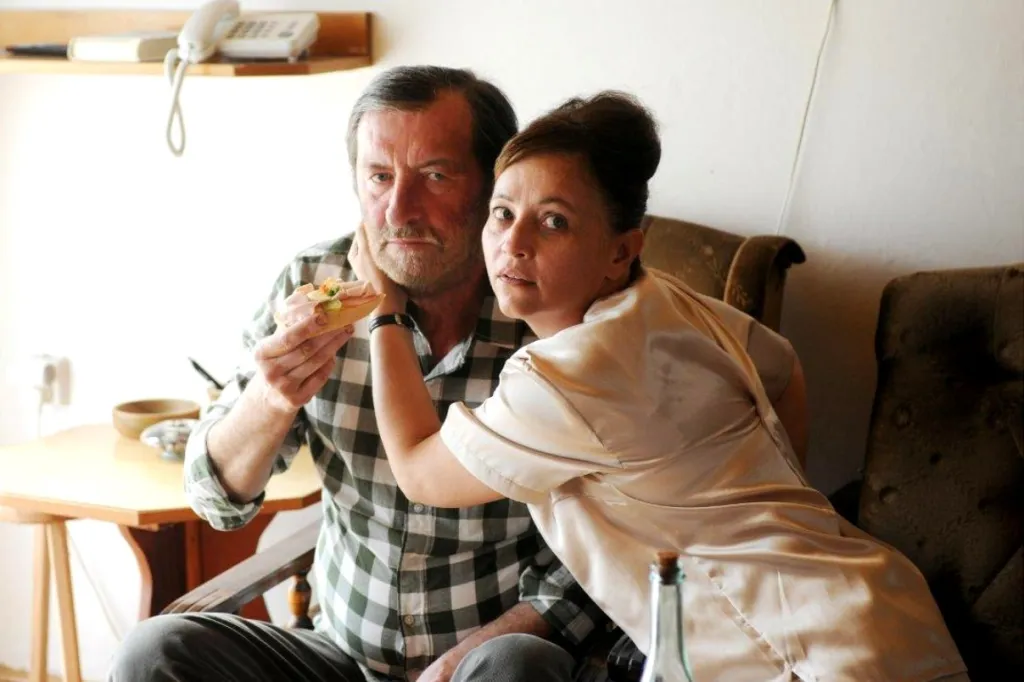 … Domácí péči (2015), v níž se jeho postava neohrabaným způsobem vyrovnává s vážnou nemocí manželky (tento úspěšný celovečerní debut Slávka Horáka si můžete do 20. srpna přehrát v iVyslání)…