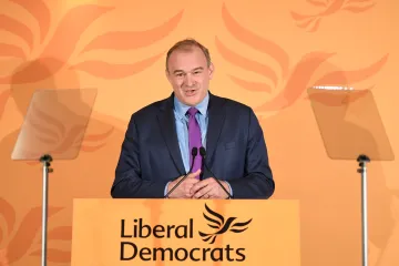 Novým šéfem britské strany Liberální demokraté je Ed Davey