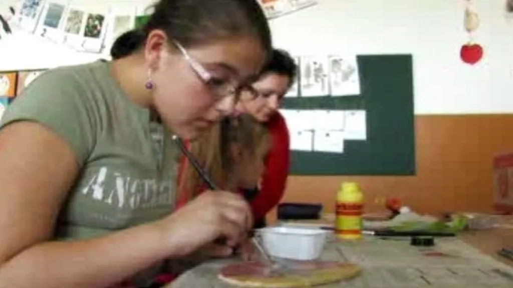 Dívka při výrobě velikonoční ozdoby