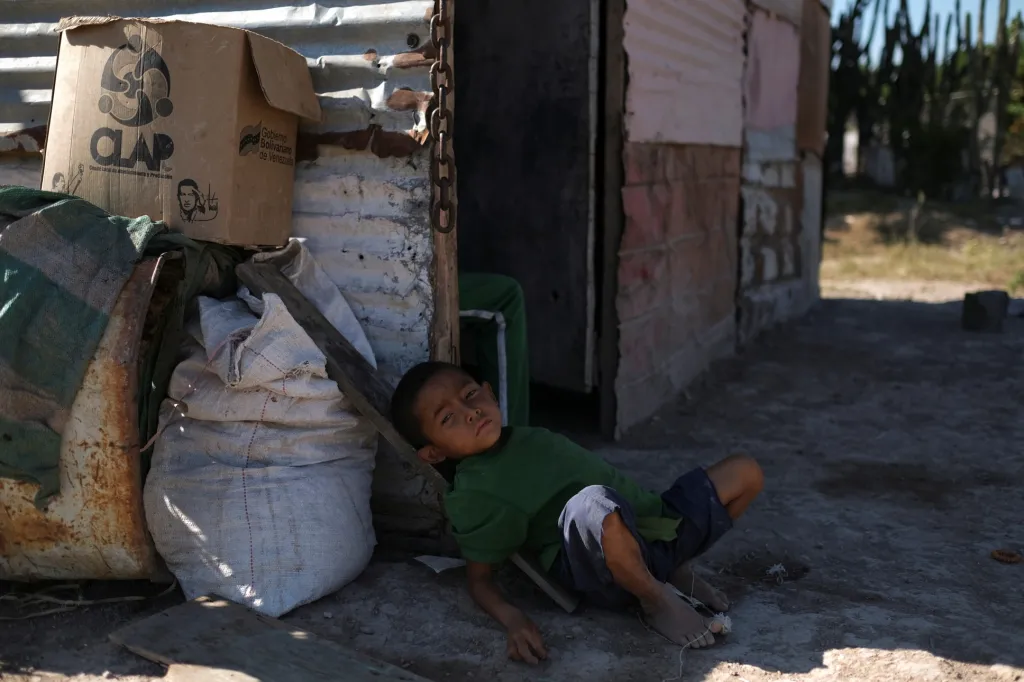 Děti s podvýživou bývají často unavené a apatické. Špatně se psychicky i fyzicky rozvíjí. Pokud přežijí, stopy si ponesou dál. Samotný stát Venezuela má pro děti program nazvaný CLAP. Bohužel v obrovské krizi se potraviny a hygienické prostředky k matkám a dětem vůbec nedostanou.