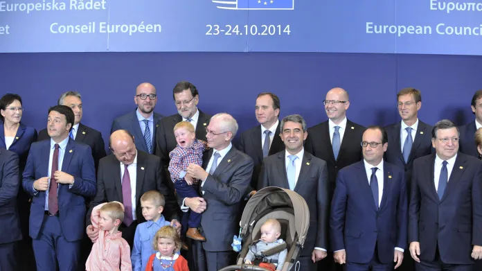 Herman Van Rompuy s vnoučaty a evropští lídři na summitu EU