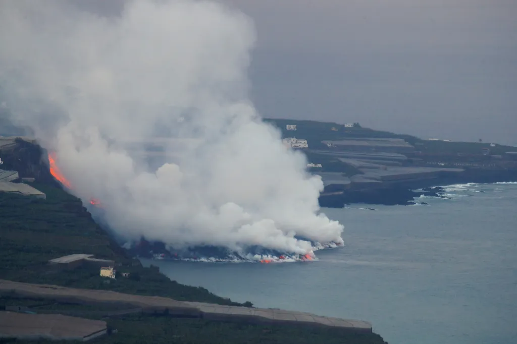 Láva ze sopky Cumbre Vieja na španělském ostrově La Palma dotekla po týdnu do moře. Během svého putování zničila kolem sedmi set domů