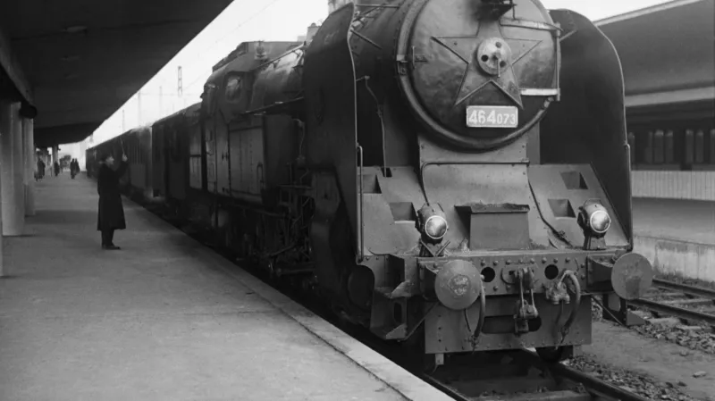 Vypravení osobního vlaku s lokomotivou 464.073 již na novém smíchovském nádraží