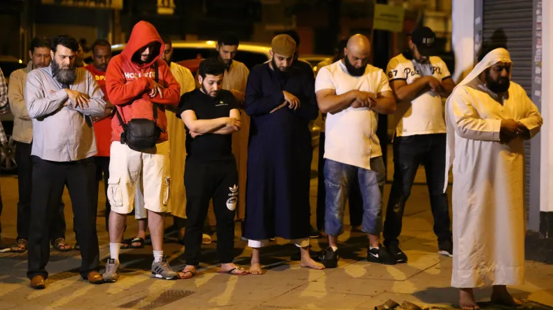 Modlící se muslimové po útoku ve Finsbury Park
