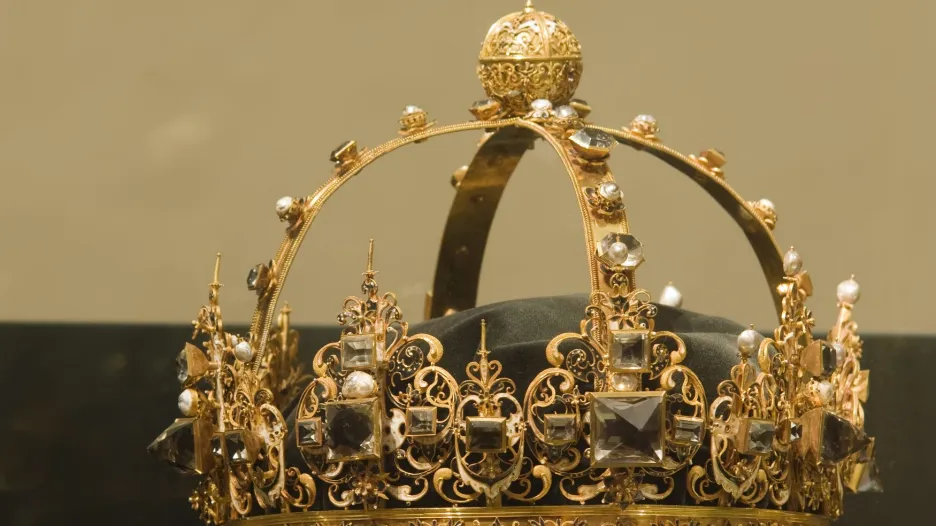 Zloději ukradli vzácné pohřební koruny ze 17. století