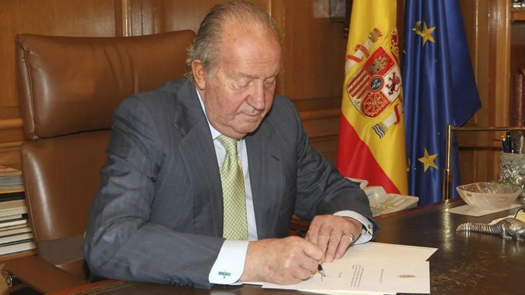 Juan Carlos podepisuje abdikační listiny