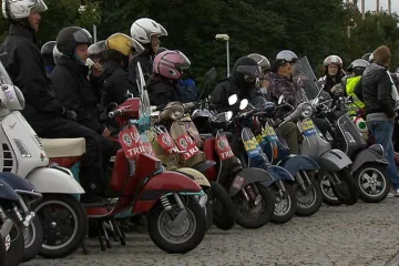 Prahou projely italské Vespy