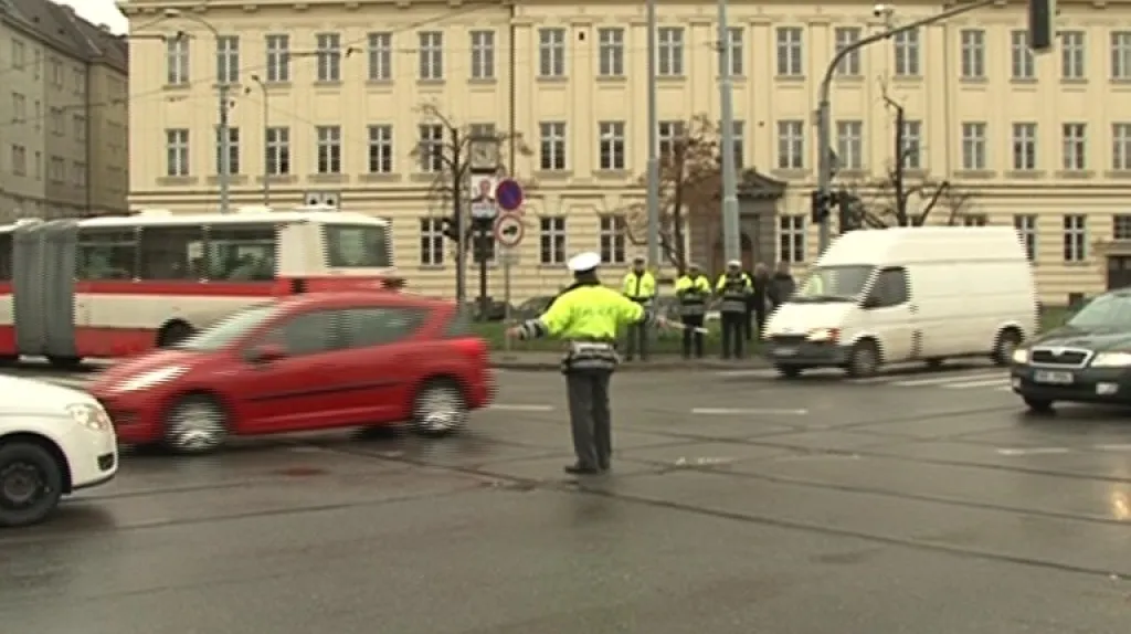 Policista usměnuje provoz