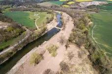 Povodí Moravy pokračuje v revitalizaci Bečvy u Hranic. Vytváří tůně a rozšiřuje koryto