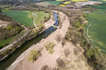 Povodí Moravy pokračuje v revitalizaci Bečvy u Hranic. Vytváří tůně a rozšiřuje koryto