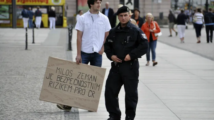 Na Zemana čekal v Berlíně jeden demonstrant