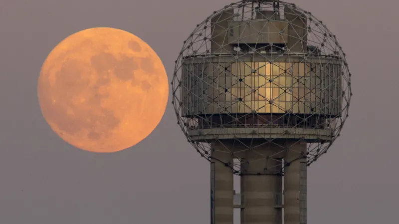 Dotek superúplňku s věží Reunion v americkém Dallasu