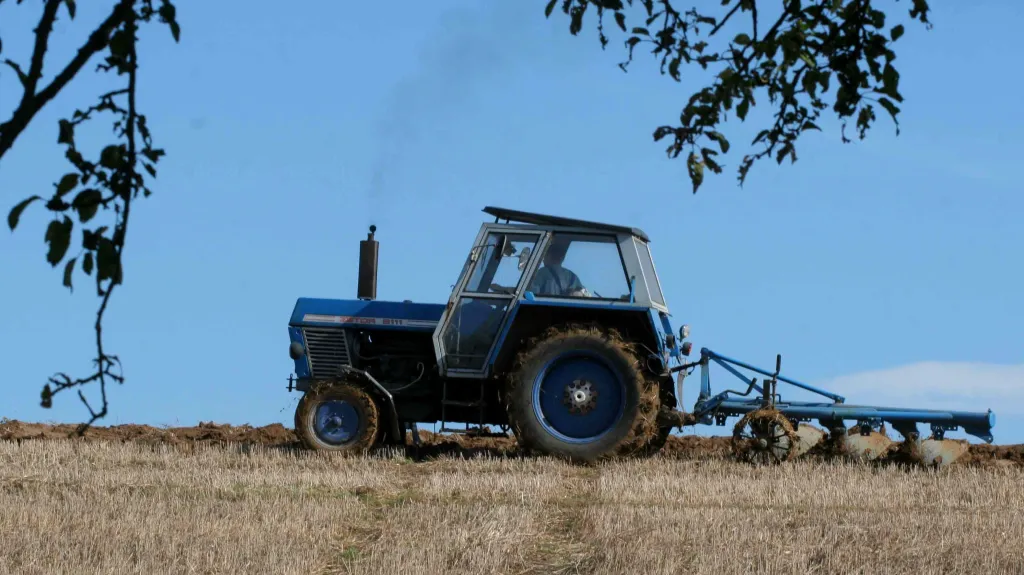 Traktor při práci