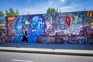 Betonová zeď se mění v galerii street artu pod širým nebem