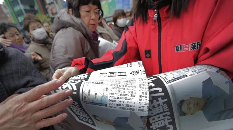 Mimořádné vydání japonského deníku informující o jaderné zkoušce