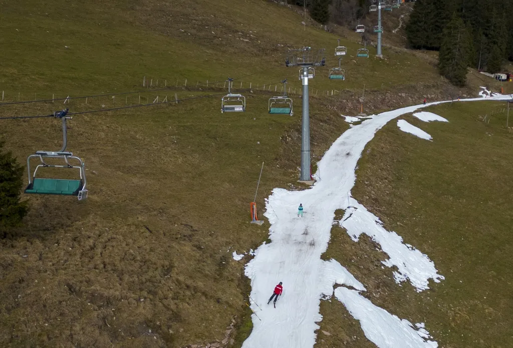 Uměle vytvořená sjezdovka ve švýcarské lyžařské oblasti Leysin, 4. ledna