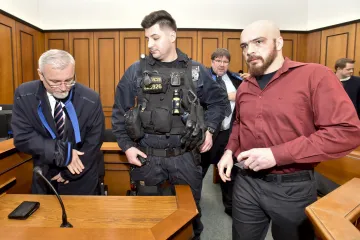 Kvůli údajnému fackování a škrcení zadrženého mladíka chce žalobkyně pro policisty podmínku