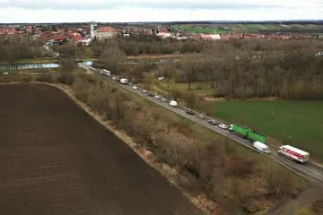 První den objížďky mostu na Nových Mlýnech. Zatím se vyskytly jen menší problémy