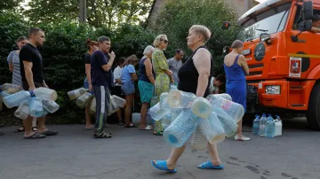 Obyvatelé Doněcka čekají ve frontě na vodu (snímek z 29. července)