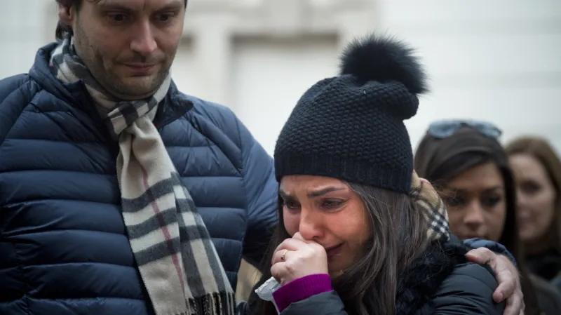 U francouzské ambasády v Praze se shromažďují Češi i cizinci