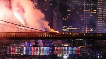 Požár na Brooklynském mostě v New Yorku, který vypukl během ohňostroje při příležitosti oslav výročí 250 let americké nezávislosti