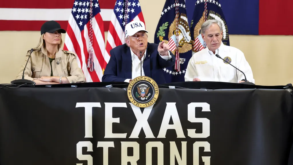 První dáma Melanie Trumpová, americký prezident Donald Trump a guvernér Texasu Greg Abbott