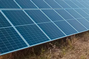 Reportéři ČT odhalovali majitele podvodné solární elektrárny v Krušných horách