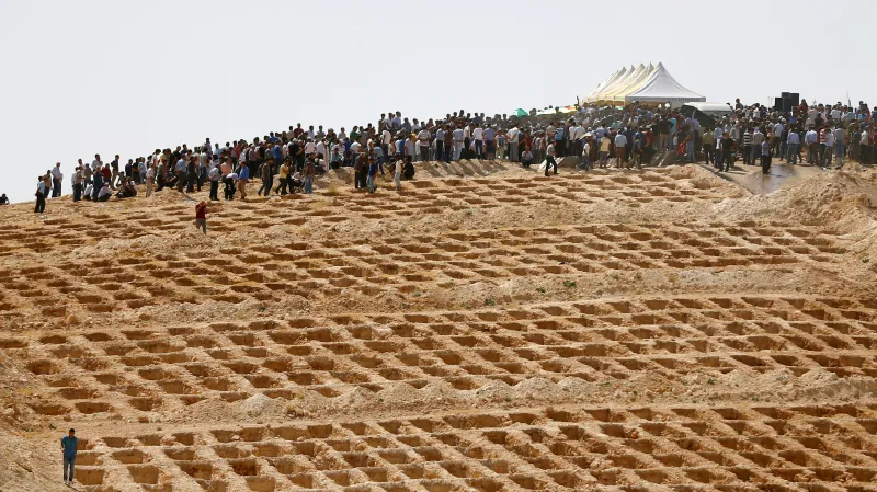 Vykopané hroby pro oběti útoku v Gaziantepu