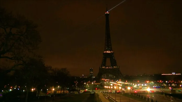 Eiffelova věž zhasnutá na projev soustrasti s oběťmi teroristického útoku