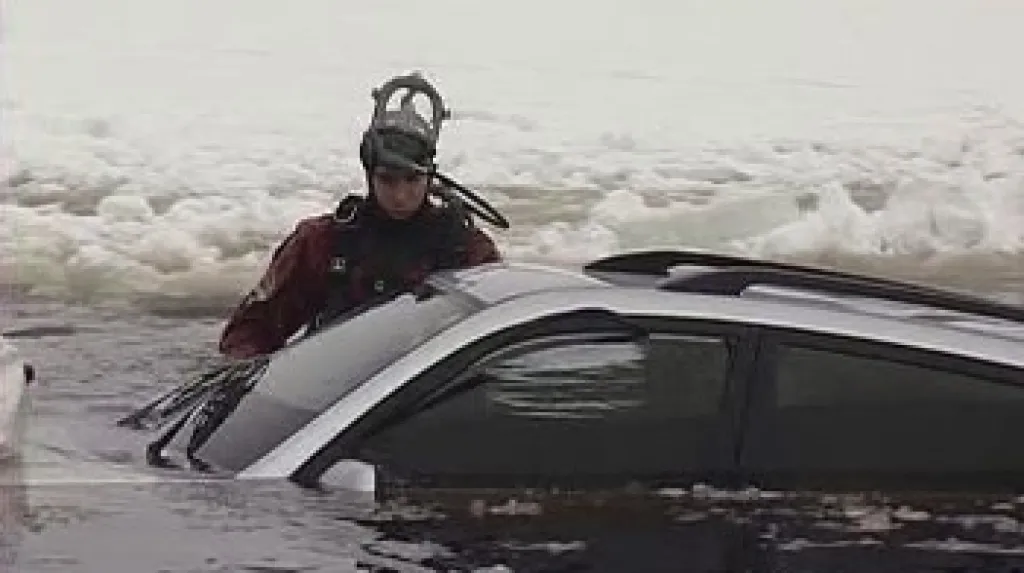 Vytažení auta z vody