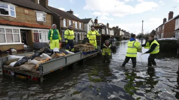 Povodně v Británii: 30metrové vlny a voda ve druhém patře
