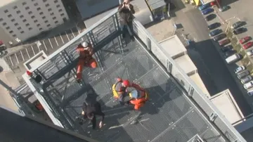 Pohled ze záchranářského vrtulníku na střechu AZ Tower
